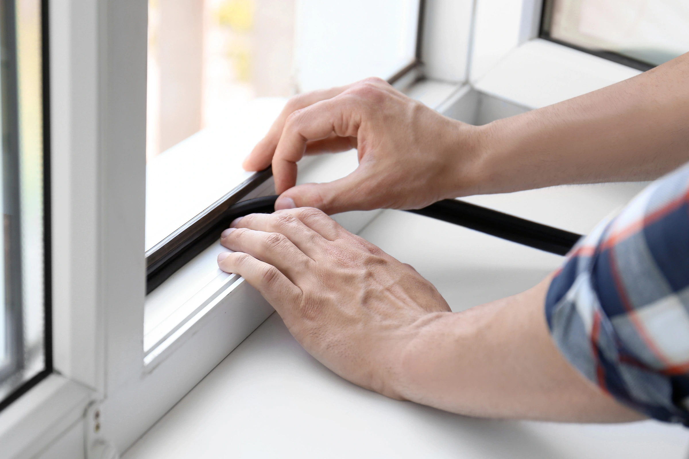 Jak nalepit těsnění do oken a snížit náklady na topení