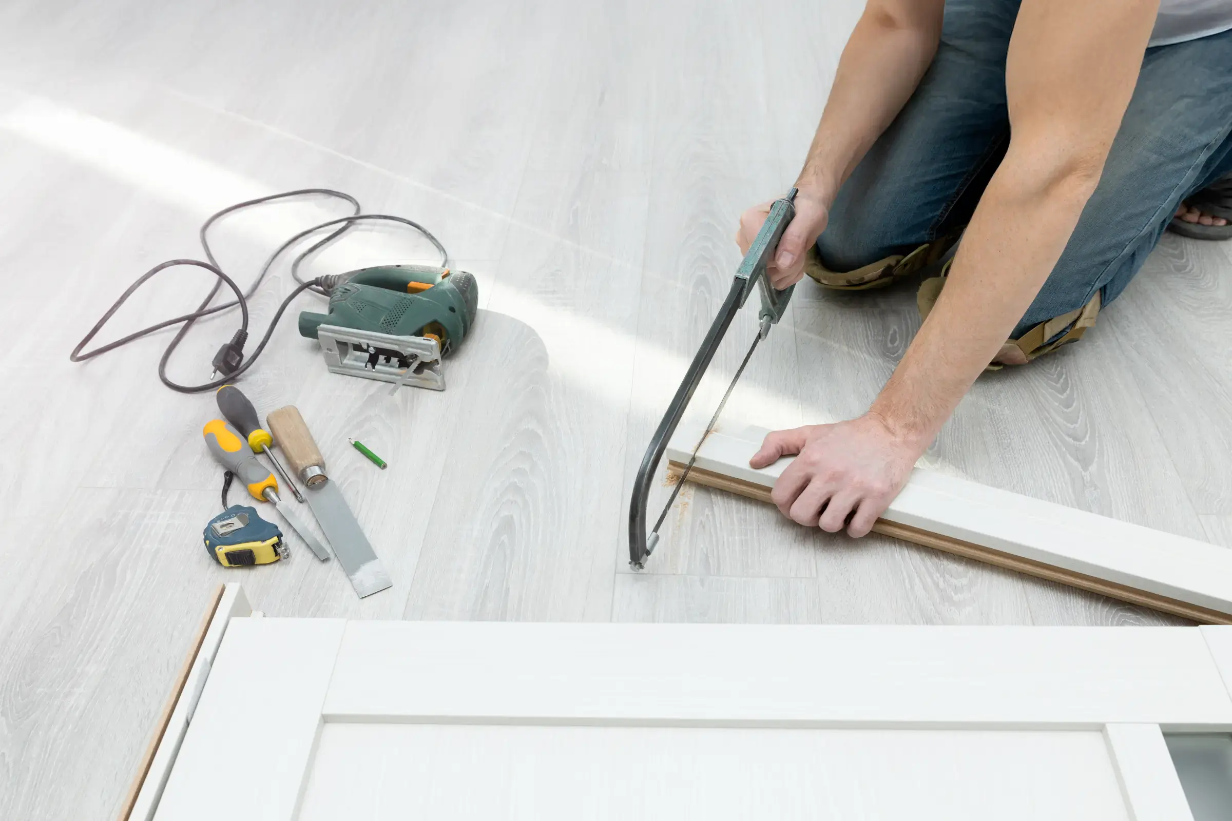 Jak zkrátit interiérové dveře? Vyřešte drhnutí dveří o podlahu